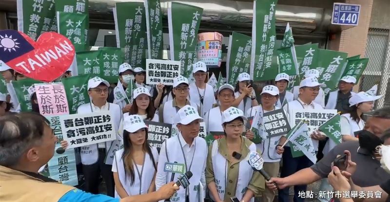 「新竹市雙罷免」二階連署5月4日送件到新竹市選委會。(圖/翻攝自林志潔臉書)