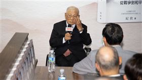 「許歷農傳」新書發表會（2）前退輔會主委許歷農（中）7日發表新書「許歷農傳：從戰爭到和平」，向現場與會貴賓致意並致詞。中央社記者謝佳璋攝  111年7月7日