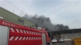 桃園市蘆竹區某工廠發生火警。（圖／翻攝畫面）