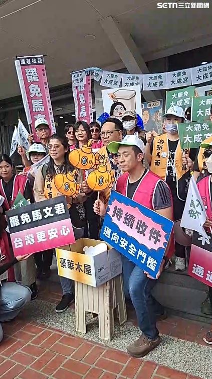 民進黨立委沈伯洋抨擊,南投選委會公然犯罪,沒收人民的罷免權。圖為罷免馬文君團隊「All 罷馬」
