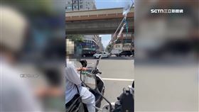 危險！騎士邊騎車邊吊點滴　路人看傻眼