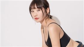 愛莉莎莎的線上瑜伽課程引起昔日老師不滿，她本人親自留言回應。（翻攝自愛莉莎莎 Alisasa臉書）