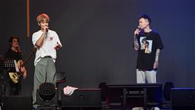 由鼓鼓和蕭秉治組成的限定團體「GX」，昨晚到馬來西亞開唱（圖／相信音樂提供）