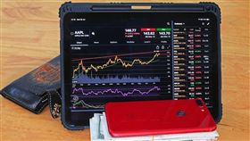 ▲科技股強勢領漲，費半指數回溫，帶動整體股市氣氛好轉。台股本益比降至近五年低點，長期投資價值浮現。（示意圖／PIXABAY）