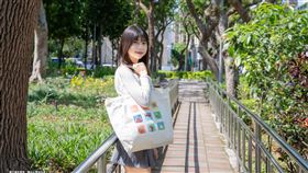 ▲新光金控股東會紀念品「斜背兩用加底帆布袋」，結合台灣在地文化元素，兼具實用與環保概念。（圖／新光金提供）