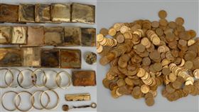 捷克2名登山客在山上發現重達7公斤的黃金寶藏。（圖／翻攝自臉書／Muzeum východních Čech v Hradci Králové）