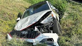 新／1家4口下交流道失控！衝出邊坡困草叢