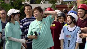 籃籃（左起）與胡瓜玩遊戲（圖／民視提供）