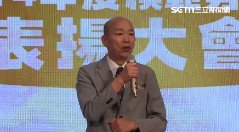 韓國瑜致詞時提到,前總統蔡英文曾說過「勞工是政府心頭最軟的一塊」,這句話令人感動。(圖/翻攝畫面)