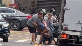 ▲北市桑姓行人與倫姓駕駛因違停行人穿越道一事大打出手。（圖／翻攝自我是東湖人臉書）