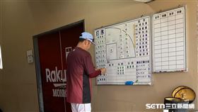 ▲樂天桃猿首席教練曾豪駒，賽前更改為正確的先發捕手。（圖／記者張沛嘉攝影）