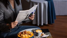 凡預訂一泊二食專案之散客，即獲邀免費進入「鳳凰飴號」享用輕食、咖啡與午後靜謐，讓入住體驗再升級，悠閒自在品味專屬時光。（圖／飯店旅宿業者提供）