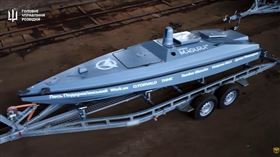 俄烏戰爭開打至今締造許多現代戰爭創舉。烏克蘭軍方3日聲稱，海軍利用無人艇發射對空導彈，成功擊落俄軍一架蘇30（Su-30）戰鬥機，創下史上首次使用海上無人載具擊墜戰機的紀錄。烏克蘭軍方也公開無人艇第一人稱的作戰鏡頭。海上無人艇「MAGURA V5」。烏克蘭情報局YouTube