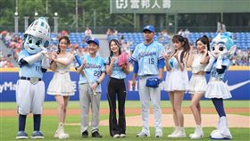 ▲富邦悍將邀請韓國籍Youtuber金針菇以及韓國駐臺代表李殷鎬進行開球。（圖／富邦悍將提供） 