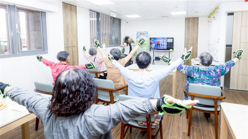 桃園共生宅導入AI機器人　守護長輩生活