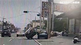 斗六,斜插,車禍,多車,奇景,轎車,騎上,休旅車,雲林（圖／翻攝畫面）