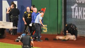 ▲海盜主場有球迷從外野2層墜落至場內，目前已經清醒。（圖／美聯社／達志影像）