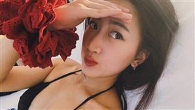 曾雅蘭女兒在沙灘辣穿比基尼。（圖／翻攝自曾雅蘭臉書）