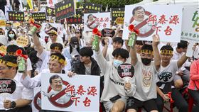 藥師公會全聯會抗議衛福部中藥販售新令（1）不滿衛福部中藥販售新令，中華民國藥師公會全國聯合會4日在凱達格蘭大道舉行集會抗議，參與者高舉畫有衛福部長邱泰源、中醫藥研究所長蘇奕彰的手板，要求下台。中央社記者鄭清元攝  114年5月4日