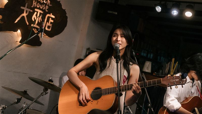 長輩疫情期間癌末過世　男星演出當眾哽咽