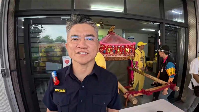 新崙派出所副所長黃建璋盼媽祖能庇佑轄內平安順利。(圖/白沙屯拱天宮文化組提供)