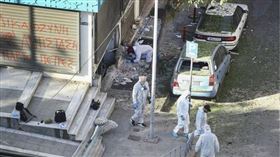 希臘警方與法醫在女子引爆炸彈的事發地搜查相關物證，以釐清案情全貌。（圖／達志／美聯社）