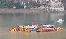 貴州省黔西市新仁苗族鄉六沖河東風庫區附近發生載人遊船側翻事故。新華社報導指出，5月4日下午16時許，位於烏江上游的六沖河出現大暴雨，有2艘遊船在江面航行，發生側翻事故，造成包括船員在內約70人落水。(圖／取自微博)