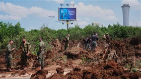 葉門叛軍「青年運動」的彈道飛彈，4日擊中以色列特拉維夫「班古里昂機場」附近。（圖／美聯社／達志影像）
