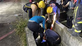 消防隊員將水圳內的棉被打撈上岸。（圖／翻攝畫面）