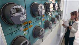 經部電價審議會拍板　電價凍漲（1）經濟部電價費率審議會28日決議，考量國際關稅變化與地緣政治風險，可能引發國際經濟及物價波動隱憂，決議電價不調整。圖為台北市一處住宅民眾查看電表。中央社記者謝佳璋攝　114年3月28日