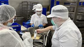 新北市教育局會同衛生局等單位稽核違規業者。（圖／新北市教育局提供）