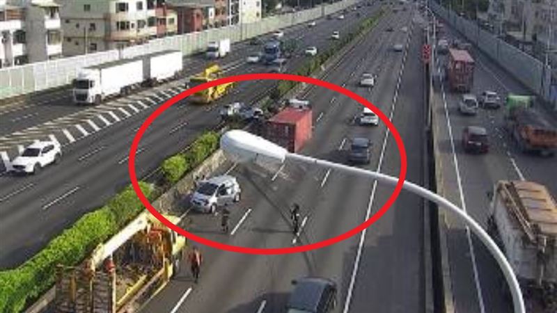 這起國道車禍造成3車道占用,一輛車卡中央護欄。(圖/翻攝自高公局官網)