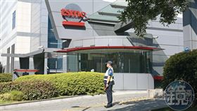 台積電管理森嚴，保全人員獲悉有人偷拍立刻報警抓人。（圖非當事人）