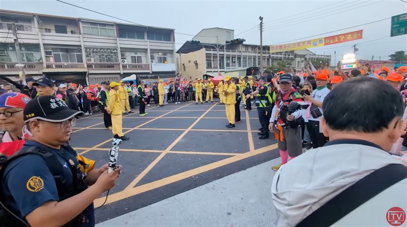 師生跪喊我愛你　白沙屯媽祖急轉衝入校園