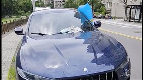 ▲北市南港公園停放1部駕駛座車窗被人放下的瑪莎拉蒂名車。（圖／翻攝自Thread @ying_11_11）
