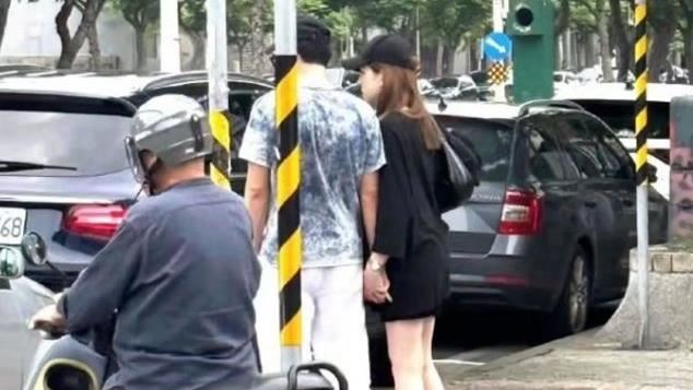 許瑋甯懷孕鉛筆腿藏不住　牽手邱澤畫面曝