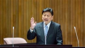 苦苓轟傅崐萁3次去中國回來，3次帶頭通過毀憲亂政的提案，還不知道自己做錯什麼？光這一點就該罷免你！（圖／翻攝自傅崐萁臉書）