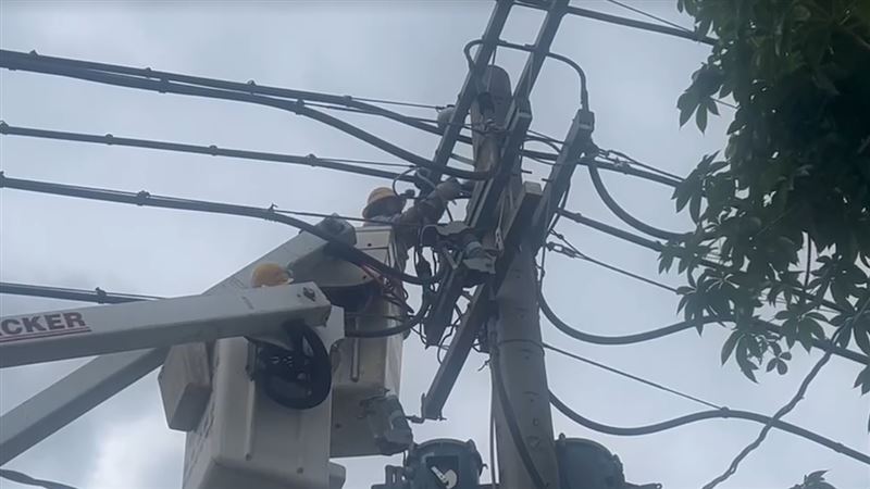 台電獲報派員搶修,為確保維修工程安全,進行工作停電320戶。(圖/翻攝畫面)
