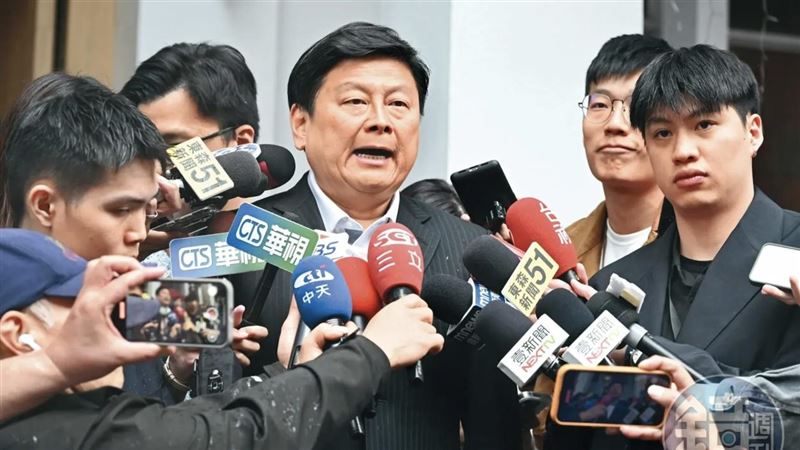 傅崐萁「探病」幸福水泥創辦人遭擋回應了