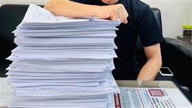 ▲江肇國總共送交了8666份中六選區的二階連署書。（圖／翻攝自江肇國臉書）

