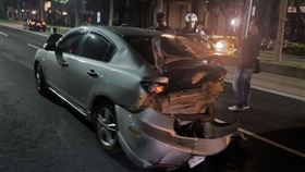 台中，台灣大道，酒駕拒檢，倒車逃逸撞車，警方霸氣攔停，壓制，丟K菸(圖／翻攝畫面)