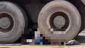 重機跑山重摔！騎士捲入砂石車輪下遭輾斃