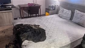 中和區某旅社房間冒出濃煙，疑菸蒂未熄滅引燃床單。（圖／翻攝畫面）