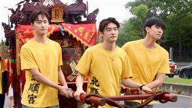 毛祁生（左起）、朴靖恆、徐瑋澤遶境祈福。（圖／海王天璽提供）