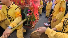 鼻酸，婦人跪地，磕頭額頭流血，哭求白沙屯媽祖救父(圖／翻攝自白沙屯媽祖網路電視台YT)