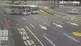 ▲台北車站前發生國光客運遊覽車與三重客運公車擦撞事故。（圖／翻攝畫面）