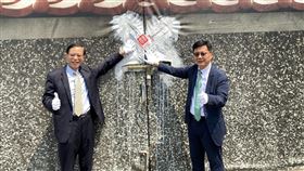 ▲教育部張廖萬堅次長(右)、臺師大宋曜廷副校長(左)貼闈場封條。（圖／教育部提供） 