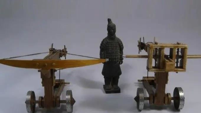 秦始皇陵地宮內設有自動弩機與翻板陷阱,防範任何入侵者。(圖/翻攝自百度百科)