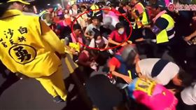 白沙屯,媽祖,進香,鑽轎底,推人,公憤,怒,年輕人（圖／翻攝自白沙屯媽祖網路電視台YT）