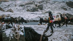 The North Face將於珠穆朗瑪峰和四姑娘山的關鍵節點處，構築起「北面巔峰補給站」，協助探索者強化裝備維護與物資補給。（圖／品牌業者提供）